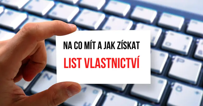 Ruka drží tabuli s textem o listu vlastnictví před klávesnicí.