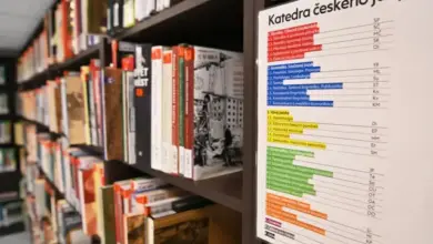 Poloha knihovny s tabulí Katedry českého jazyka.