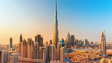 Panoramický pohled na nejvyšší budovy v Dubaji s Burj Khalifou.