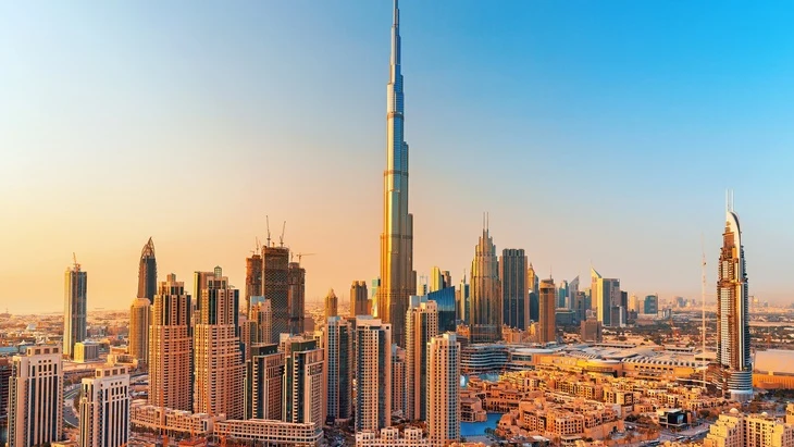 Panoramický pohled na nejvyšší budovy v Dubaji s Burj Khalifou.