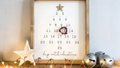 Rustikální adventní kalendář ve tvaru stromku s čísly do Vánoc.