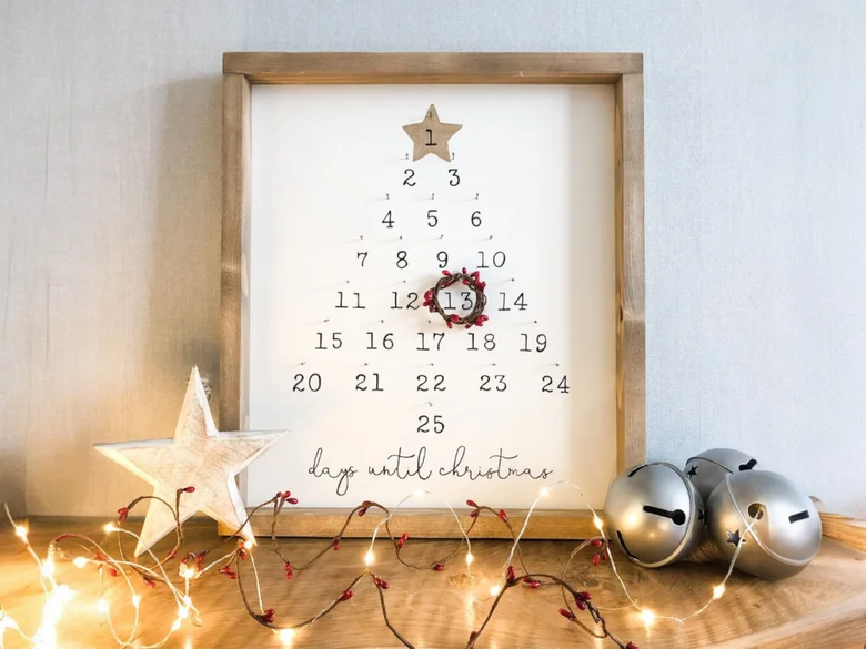 Rustikální adventní kalendář ve tvaru stromku s čísly do Vánoc.