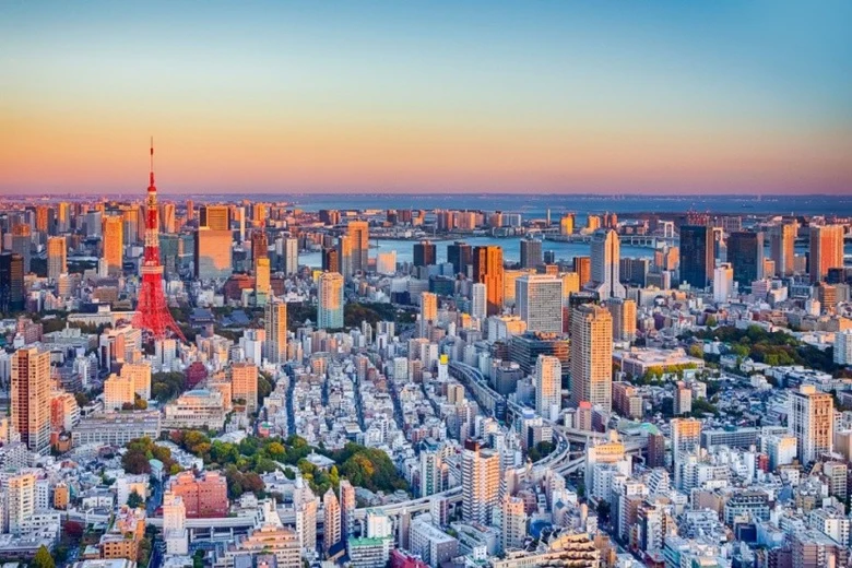 Pohled na Tokio s věží a mrakodrapy při západu slunce.