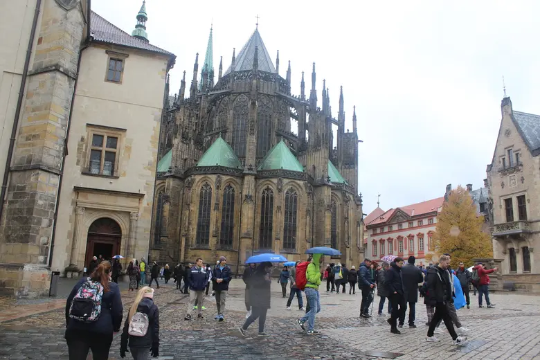 Pražský hrad s katedrálou svatého Víta a návštěvníky na nádvoří.