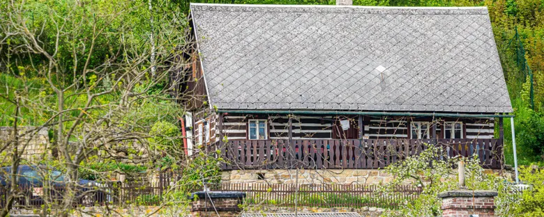 Dřevěný dům s zahradou v přírodním prostředí