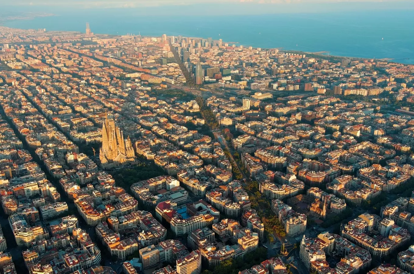 Pohled na katedrálu Sagrada Familia a město Barcelonu z výšky.