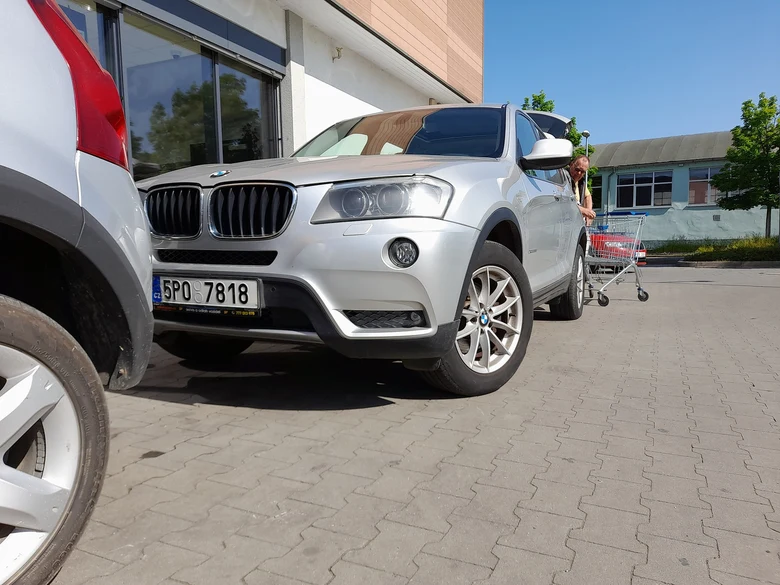 Stříbrný SUV parkovaný na asfaltovém místě ukazuje rozměry.