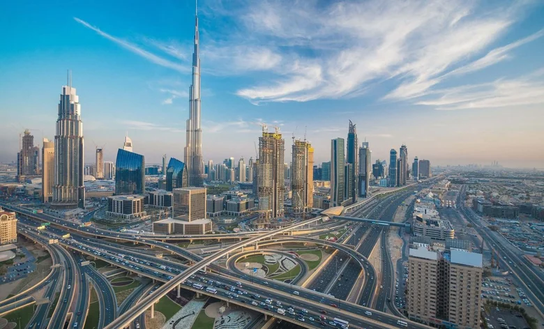 Burj Khalifa v Dubaji s okolními mrakodrapy na pozadí oblohy.