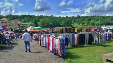 Venkovní trh s oblečením v Ředhošti na slunečném dni