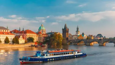 Pohled na řeku Vltavu v Praze s lodí mostem Karlovým.