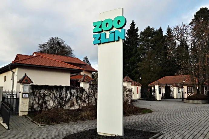 Vstupní brána do Zoologické zahrady ve Zlíne s výrazným logem.