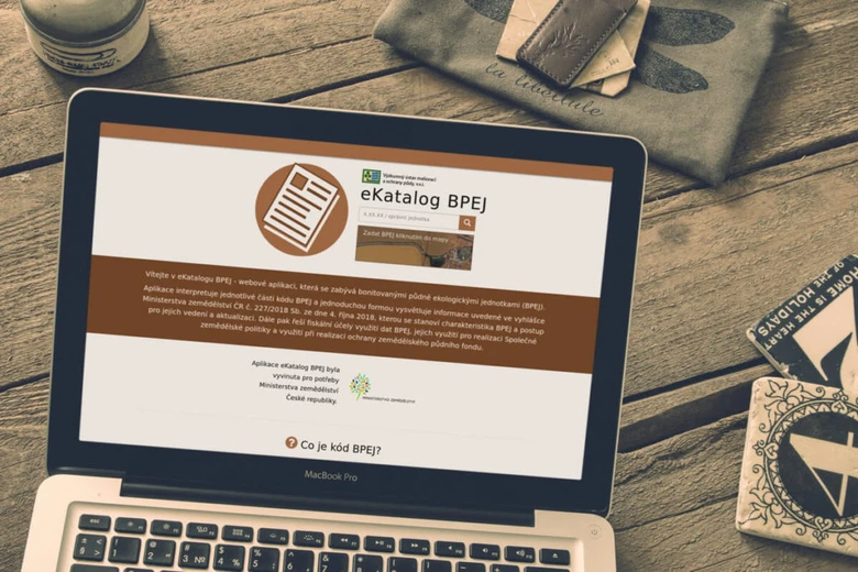 Laptop s otevřeným prohlížečem ukazujícím webovou stránku eKatalogu BPEJ.