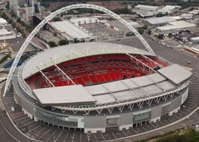 Vzdušný pohled na stadion Wembley v Londýně s charakteristickým obloukem.