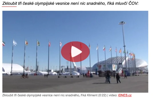 Fotografie olympijské vesnice s vlajkami a bílými kupolemi.