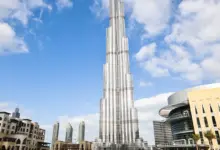Burj Khalifa ve dne s vodou v popředí.