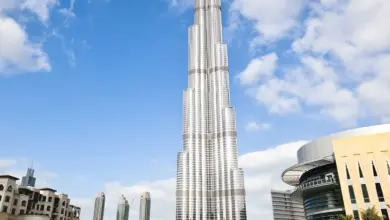 Burj Khalifa ve dne s vodou v popředí.