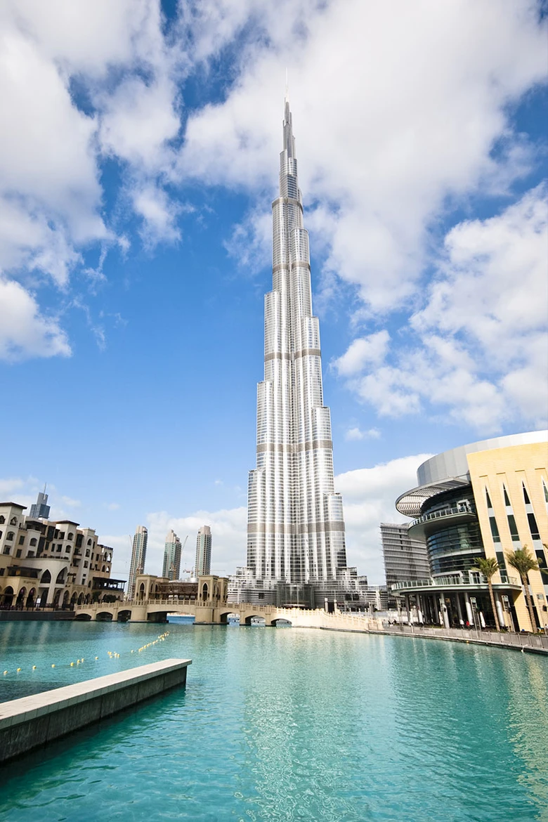 Burj Khalifa ve dne s vodou v popředí.