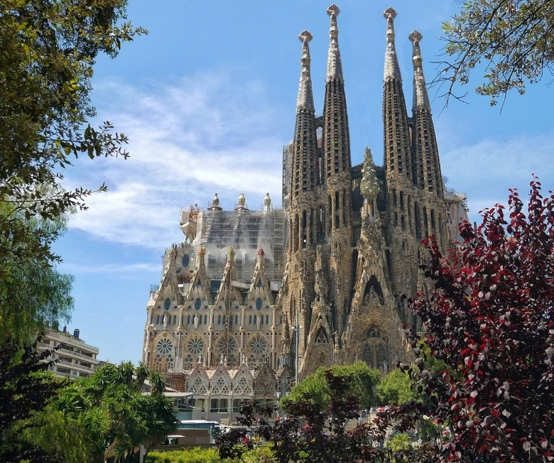 Fotografie katedrály Sagrada Família v Barceloně s věžemi