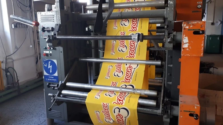 Tiskárna na výrobu sáčků pro mléko v průmyslovém procesu.