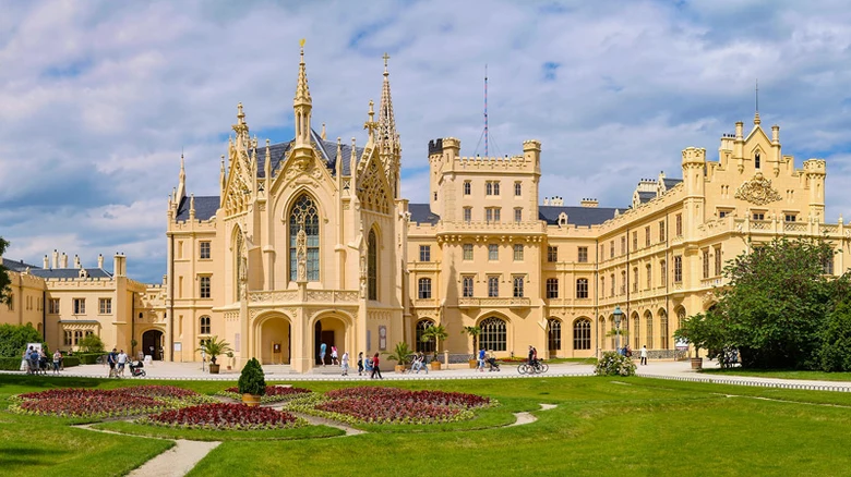 Zámek Linderhof s okrasnými zámeckými zahradami.