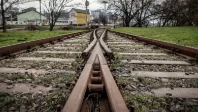 Železniční koleje s výhybkou v ochranném pásmu.