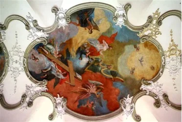 Detail barokní fresky na klenbě s ornamentální výzdobou.