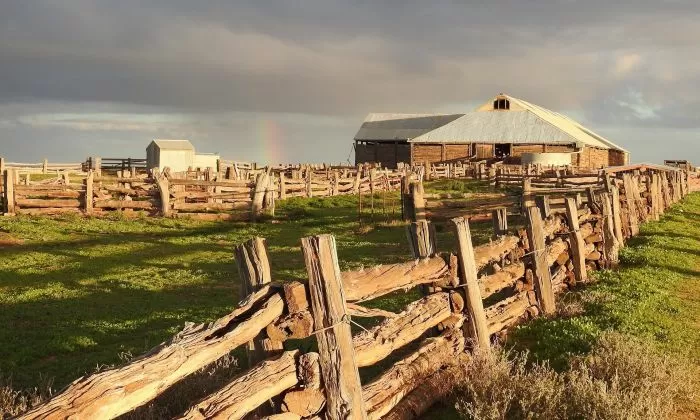 Stará dřevěná plotová zeď vedle stodoly na farmě.