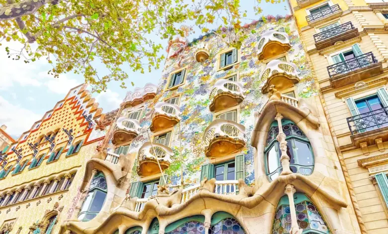 Fasáda domu Casa Batlló od Gaudího v Barceloně.