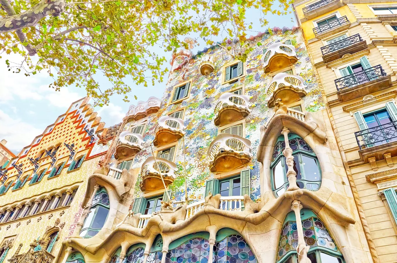 Fasáda domu Casa Batlló od Gaudího v Barceloně.