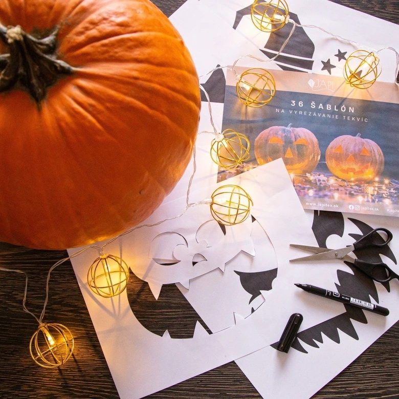 Dýně s papírovými šablony na vyřezávání pro Halloween