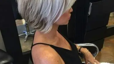 Žena s krátkými blond vlasy v kadeřnickém salónu
