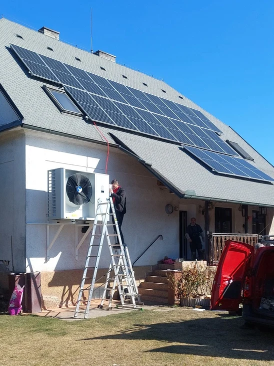 Instalace solárních panelů na střechu rodinného domu