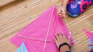 Ruční stavba jednoduchého draku z bambusových tyčí.