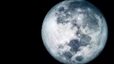 Plný Měsíc v červnu 2023 na černém nebi.