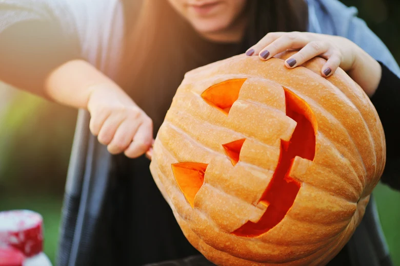 Dýně s vydlabaným tvarem obličeje pro Halloween.