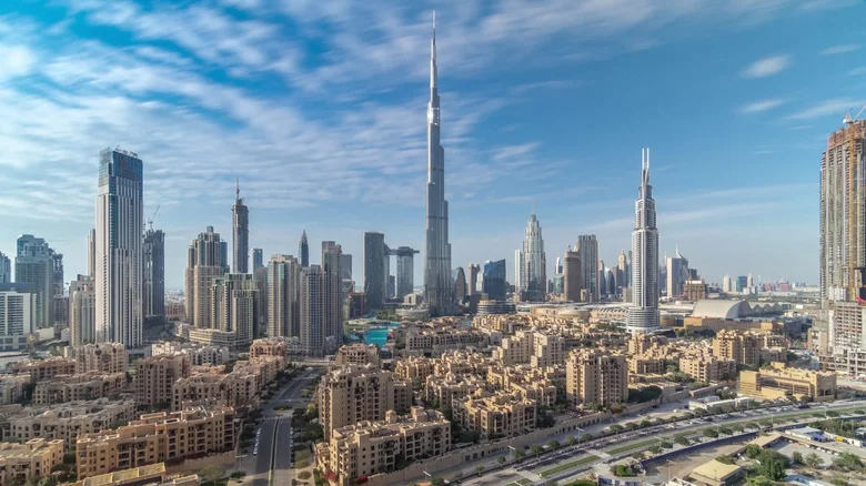 Výhled na Dubaj s nejvyšší věží Burj Khalifa ve středu.