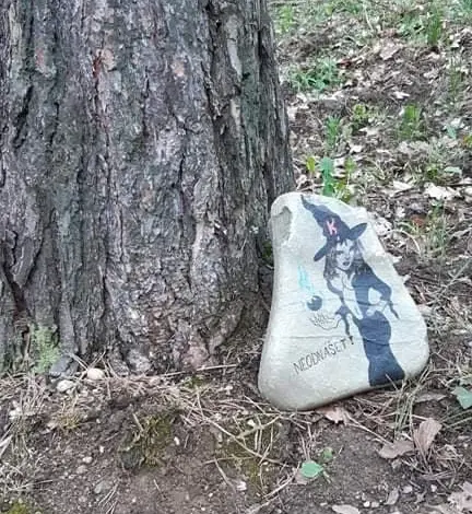 Namalovaný kámen s čarodějkou u stromu v lese