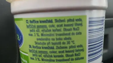Kupka kremžské hořčice s viditelným štítkem v autě.
