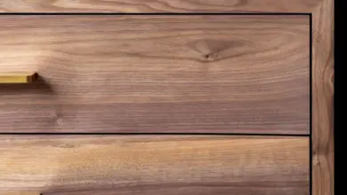 Detailní záběr na texturu tvrdého dřeva s viditelným žilováním a uzly.