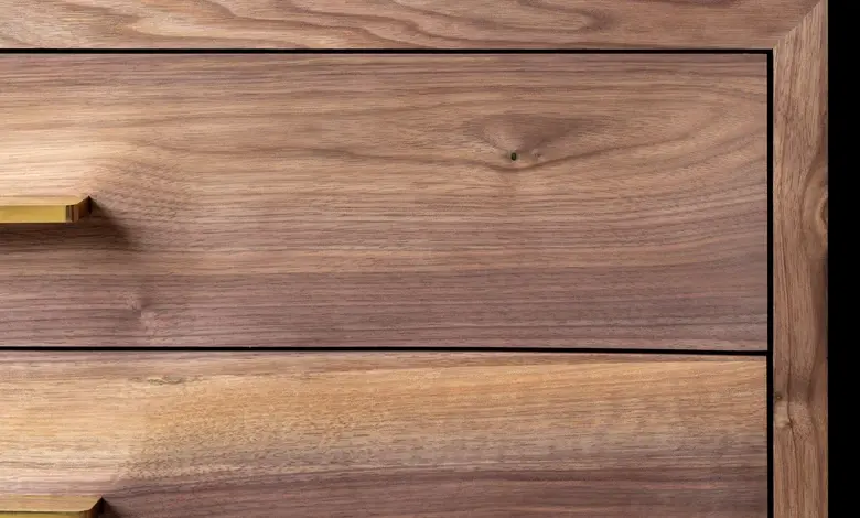 Detailní záběr na texturu tvrdého dřeva s viditelným žilováním a uzly.