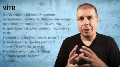 Muž vysvětluje pohyb vzduchu způsobený rozdílem tlaku.