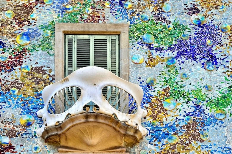 Detail fasády domu Casa Batlló od architekta Antonia Gaudího v Barceloně.