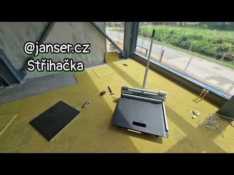 Nástroje pro řezání korkové podlahy během instalace v interiéru.