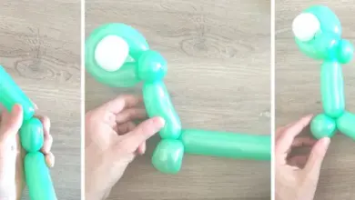 Krok za krokem tvorba zeleného zvířete z balónků rukama.