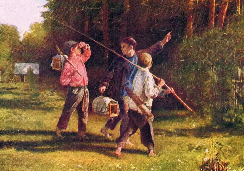 Tři chlapci s tyčemi jdou lesní cestou v letním dni.