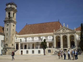 Historická budova s věží na náměstí v Lisabonu
