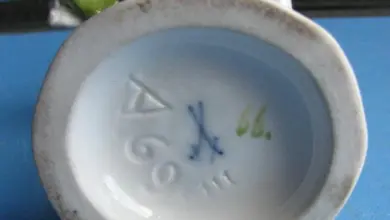 Vintage porcelain base mark