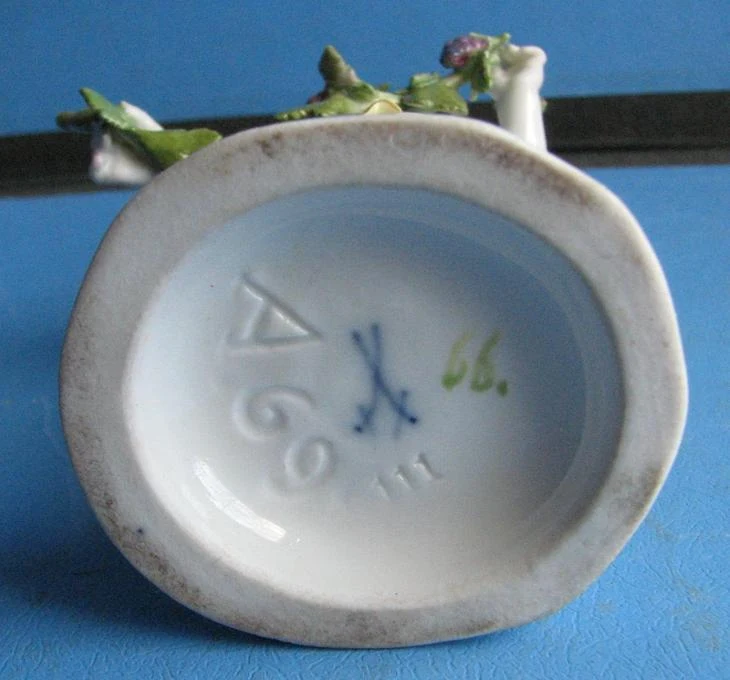 Vintage porcelain base mark