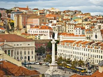 Pohled na historické centrum Lisabonu s památníky a střechami.