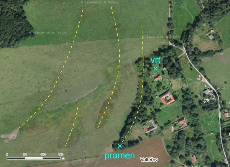 Satelitní mapa s označením pramene a vrtu pro hledání vody technikou virgül.